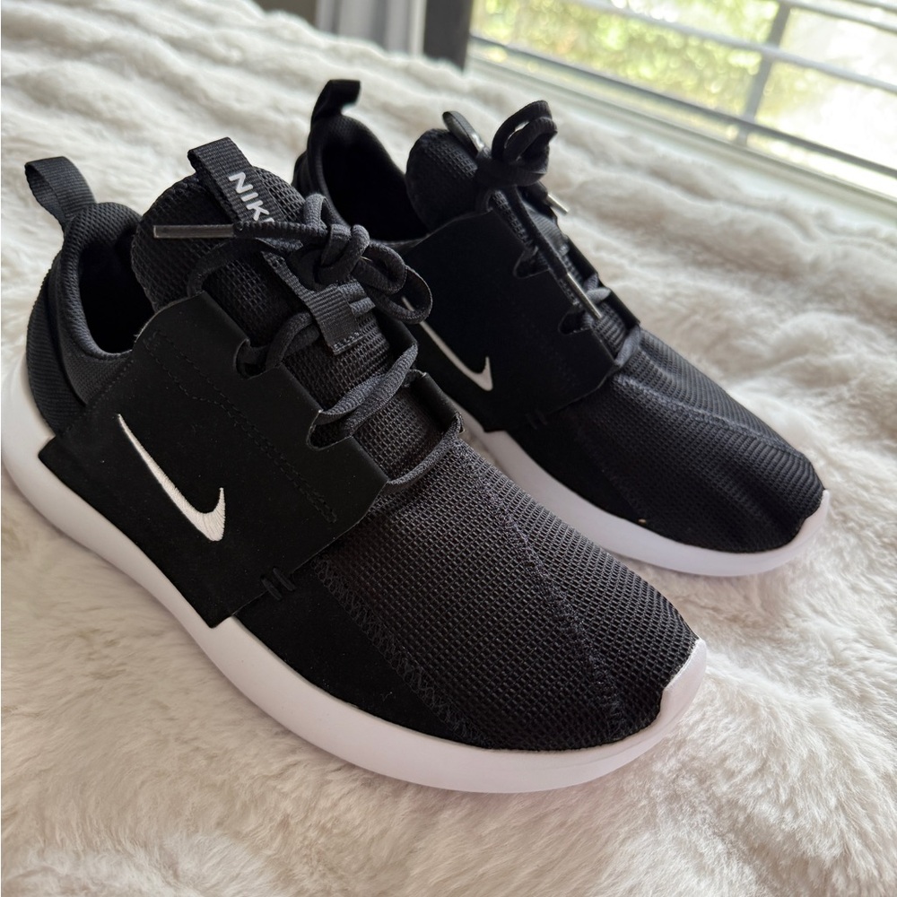 Nike Men's Black and White Sneakers| Size 8.5
